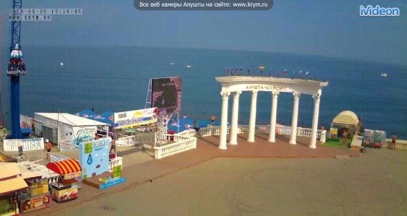 "Ни ногой": крымские пляжи впечатлили "толпами" отдыхающих. Фоторепортаж