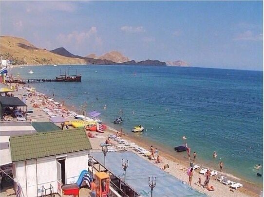 "Ни ногой": крымские пляжи впечатлили "толпами" отдыхающих. Фоторепортаж