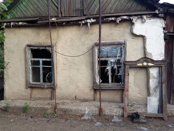 Разрушены три дома мирных жителей: появились фото обстрела Торецка террористами
