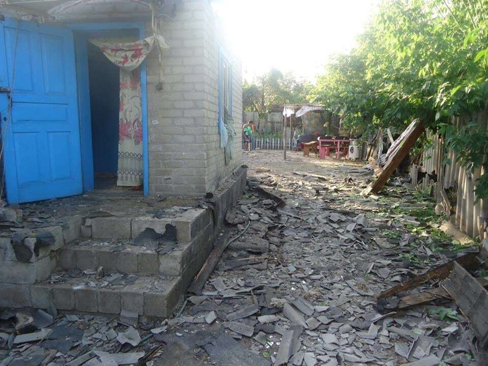 Разрушены три дома мирных жителей: появились фото обстрела Торецка террористами