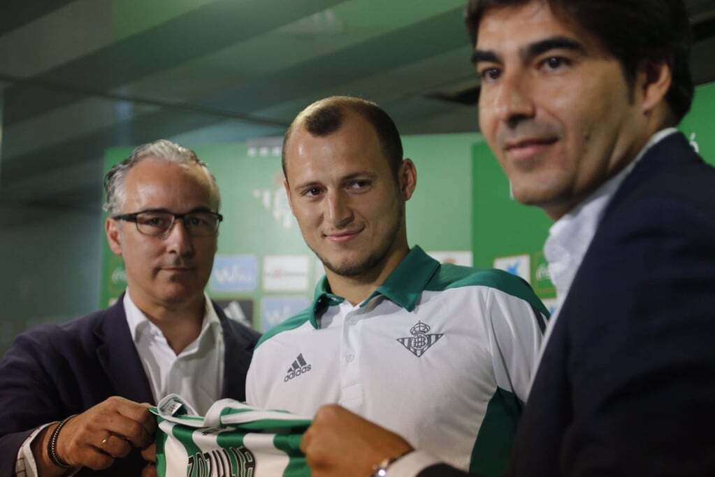 Испанский клуб презентовал футболиста сборной Украины: яркие фото