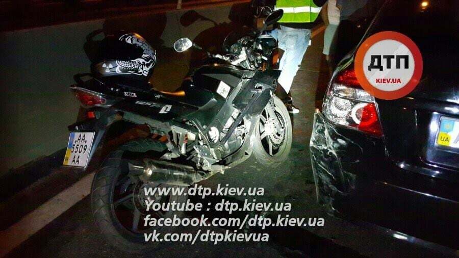 Разбиты 6 авто и мотоцикл: в Киеве произошло масштабное ДТП. Фотофакт	