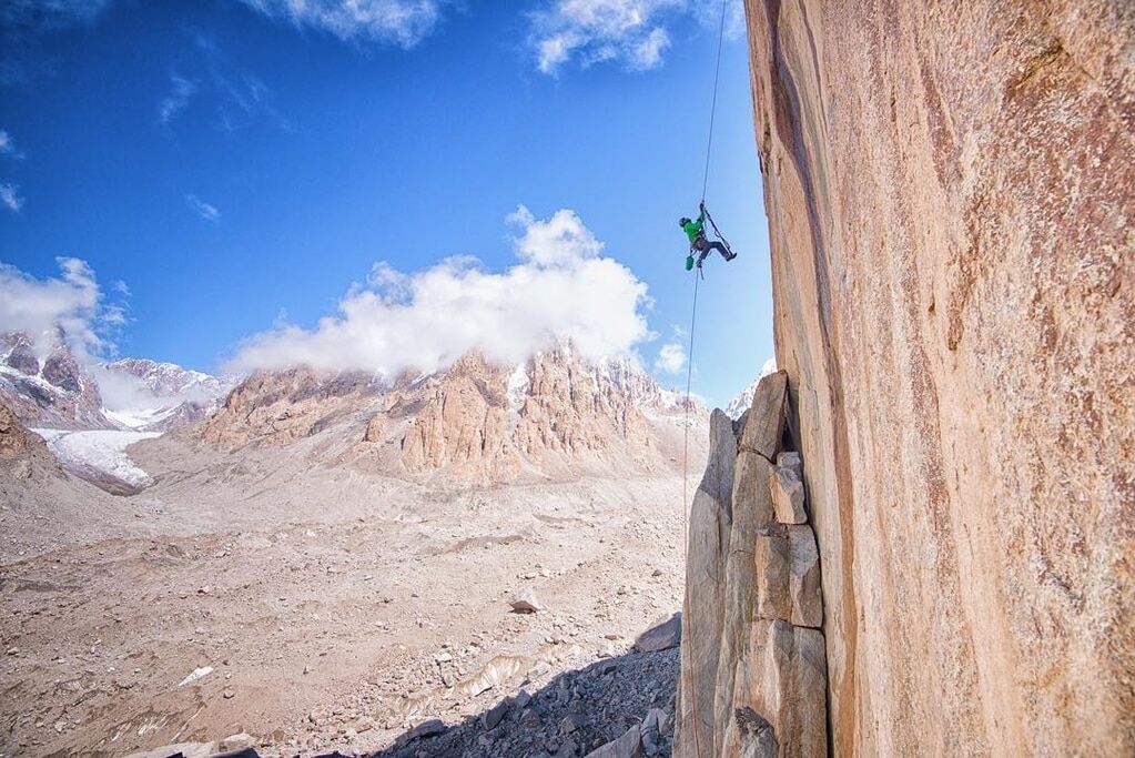 Ко Дню альпиниста: захватывающие дух снимки фотографа-экстремала