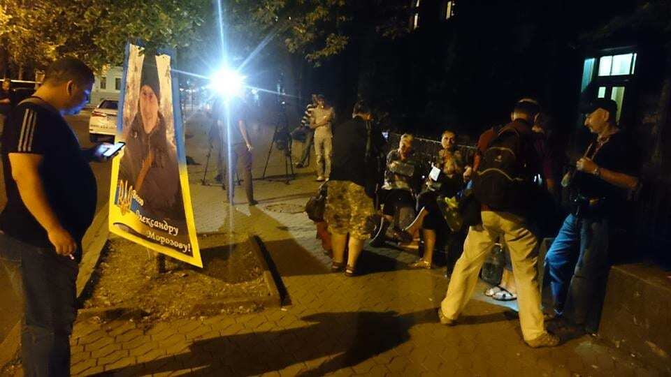 "Ляжем на тротуаре": Савченко приехала на ночевку под администрацию Порошенко
