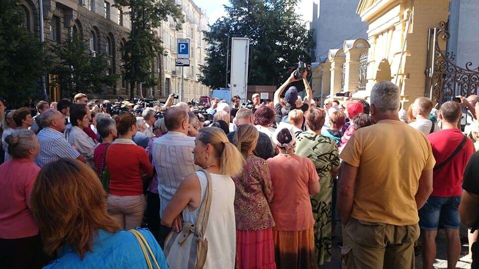 Освобождение заложников: на митинг возле здания АП пришли сестры Савченко. Опубликованы фото