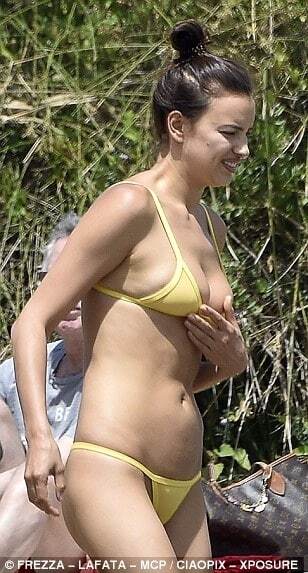 Ирина Шейк понежилась на пляже Сардинии в откровенном бикини