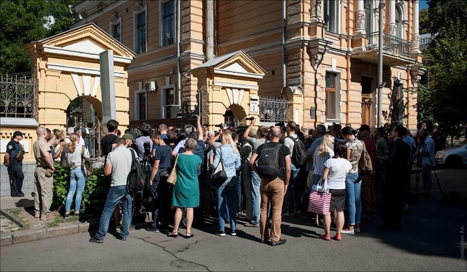 Вся в чорному і з мегафоном: на "масовому мітингу Савченко" нарахували 70 осіб