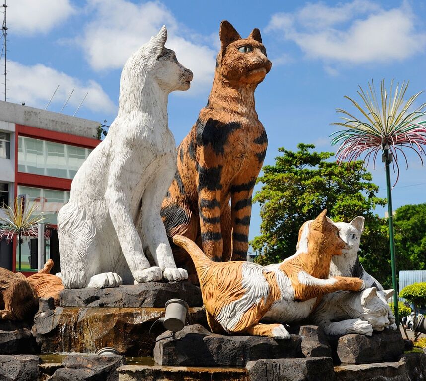 Короли улиц: топ-9 потрясающих памятников кошкам