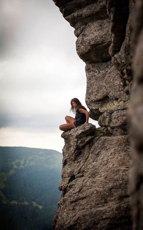 Руслана покорила скалу в Карпатах: фотофакт