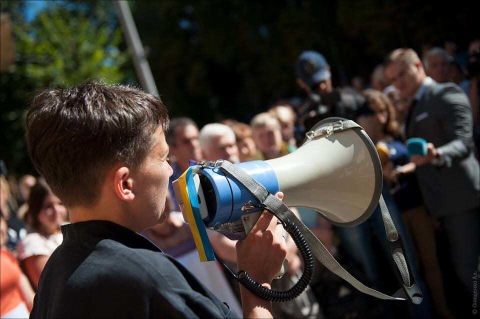 Вся в чорному і з мегафоном: на "масовому мітингу Савченко" нарахували 70 осіб