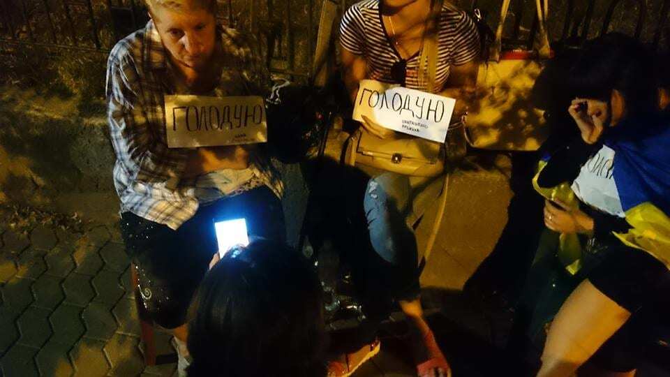 "Ляжемо на тротуарі": Савченко приїхала на ночівлю під адміністрацію Порошенка