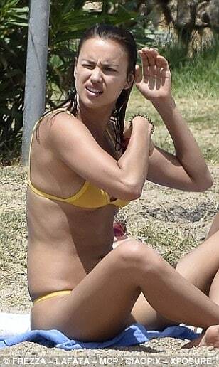 Ирина Шейк понежилась на пляже Сардинии в откровенном бикини