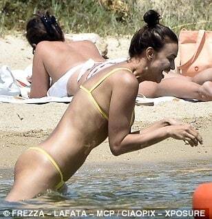 Ирина Шейк понежилась на пляже Сардинии в откровенном бикини
