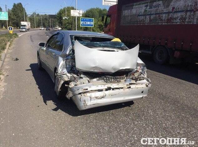 В Киеве грузовик протаранил Mercedes: опубликованы фото