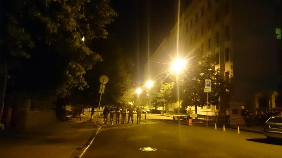 "Ляжемо на тротуарі": Савченко приїхала на ночівлю під адміністрацію Порошенка