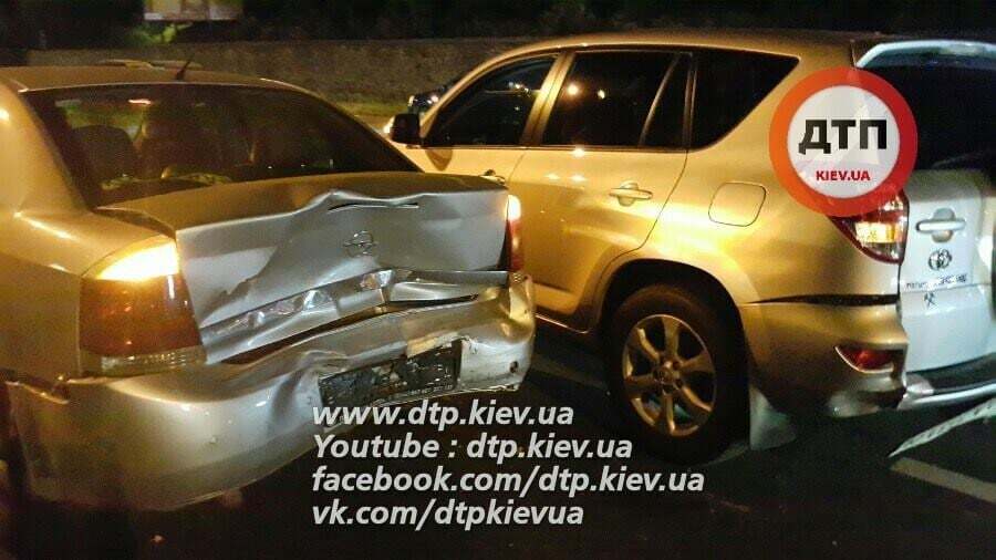 Разбиты 6 авто и мотоцикл: в Киеве произошло масштабное ДТП