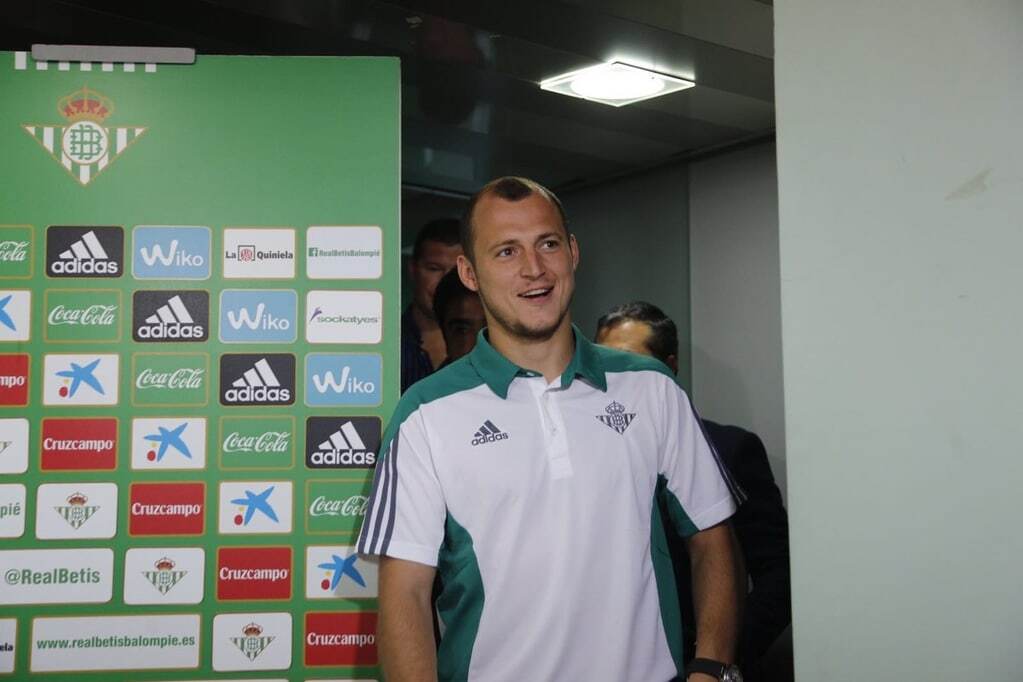 Испанский клуб презентовал футболиста сборной Украины: яркие фото