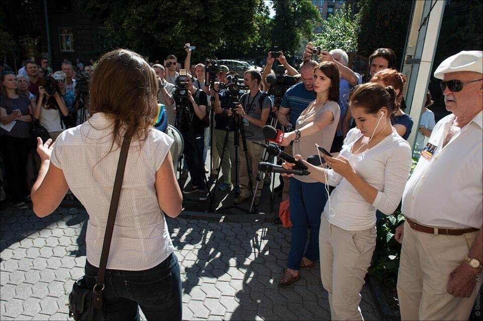 Вся в черном и с мегафоном: на "массовом митинге Савченко" насчитали 70 человек. Опубликованы фото