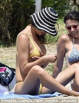 Ирина Шейк понежилась на пляже Сардинии в откровенном бикини