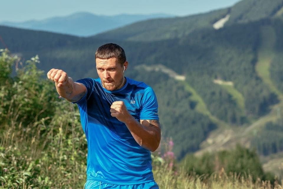 Известный украинский боксер готовится к чемпионскому бою в Карпатах: красочные фото