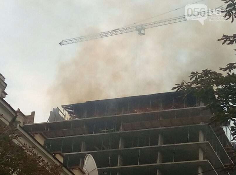 В центре Днепра загорелась недостроенная многоэтажка