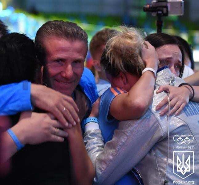 Олимпиада-2016. Кадр дня: заплаканная медалистка Харлан в объятиях мамы