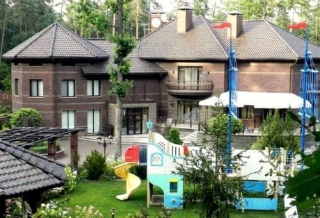 Позбувся маєтку в Пуща-Водиці: суд заарештував нерухомість екс-заступника генпрокурора