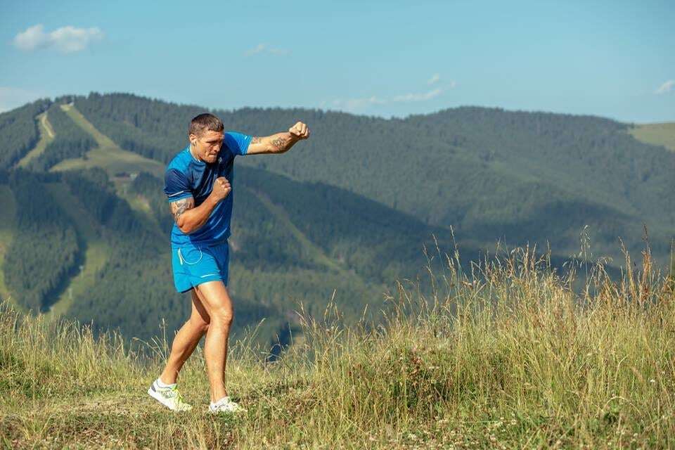 Известный украинский боксер готовится к чемпионскому бою в Карпатах: красочные фото