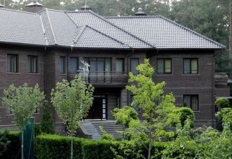 Лишился имения в Пуща-Водице: суд арестовал недвижимость экс-замгенпрокурора