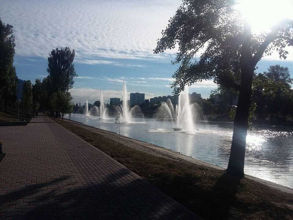 У Києві на Русанівському каналі стало вдвічі більше фонтанів