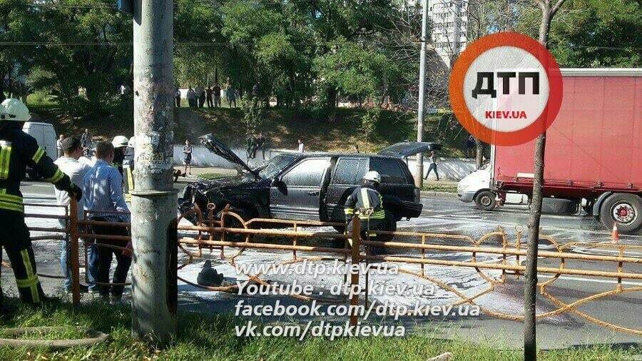 ДТП в Киеве: посреди дороги загорелся внедорожник. Опубликованы фото