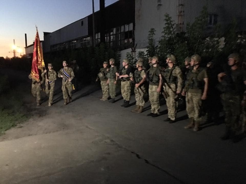 В Авдіївці офіцер зі сльозами на очах попрощався з прапором своєї бригади