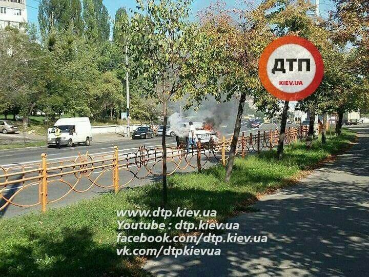 ДТП в Киеве: посреди дороги загорелся внедорожник. Опубликованы фото