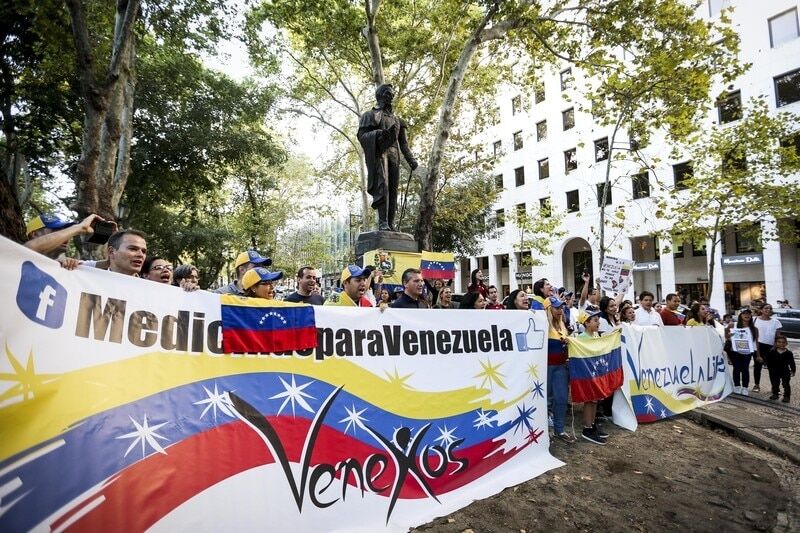 "Время перемен": в Венесуэле тысячи людей потребовали отставки президента. Опубликованы фото