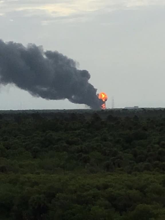 На пусковой платформе SpaceX произошел взрыв: опубликованы фото и видео