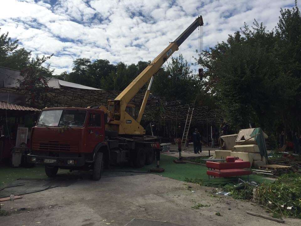 Гучна музика до ранку: в Києві знесли клуб-порушник у Гідропарку 