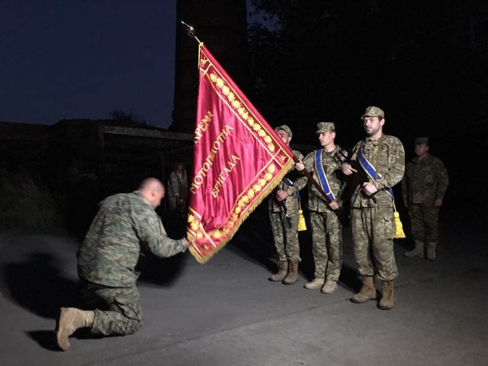 В Авдіївці офіцер зі сльозами на очах попрощався з прапором своєї бригади