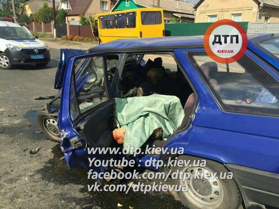 Под Киевом автомобиль на огромной скорости влетел в маршрутку: трое погибших
