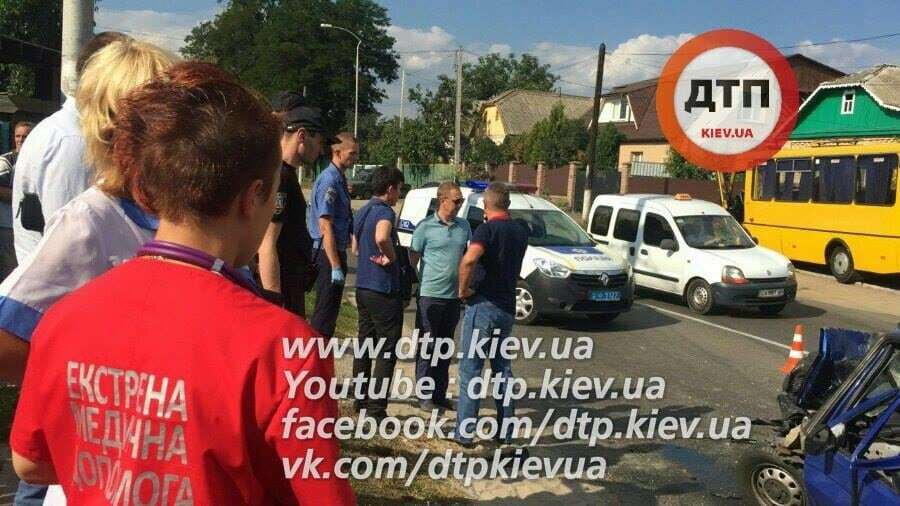 Під Києвом автомобіль на величезній швидкості влетів у маршрутку: троє загиблих