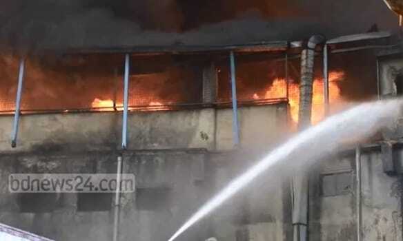 В Бангладеш масштабный пожар охватил фабрику: множество жертв и пострадавших. Опубликованы фото и видео