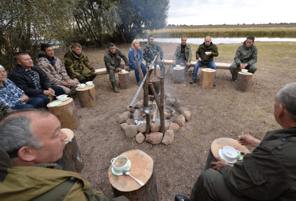 Рибалки в чистому одязі та юшка: соцмережі посміялися над відпочинком Путіна і Медведєва на острові Липно