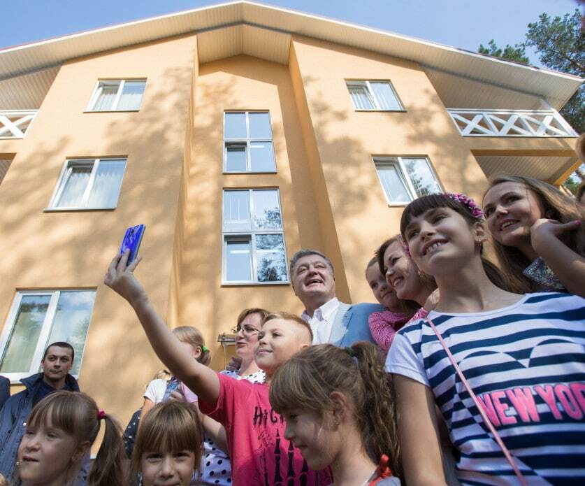 "На цьому не зупинимося": Порошенко відвідав житловий будинок, побудований для військових СБУ