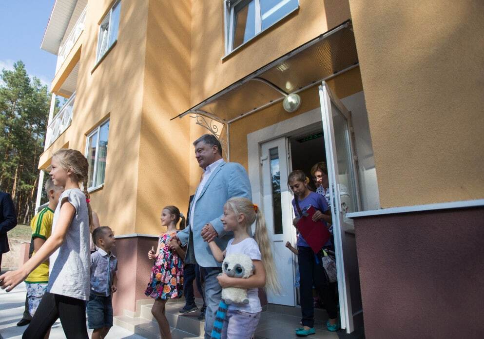 "На этом не остановимся": Порошенко посетил жилой дом, построенный для военных СБУ. Опубликованы фото