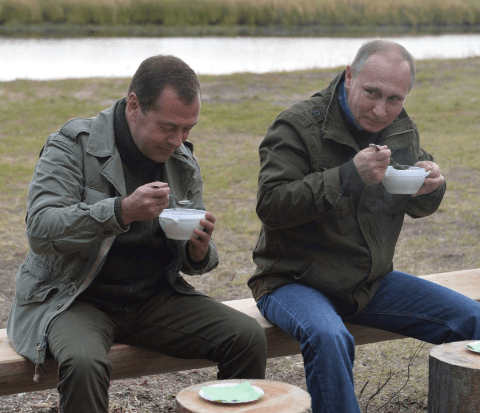 Рыбаки в чистой одежде и уха: соцсети посмеялись над отдыхом Путина и Медведева на острове Липно. Опубликованы фото, видео