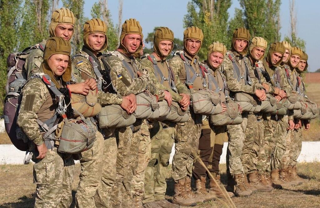 Міць ВДВ: Міноборони показало стрибок сотень українських десантників із вертольота
