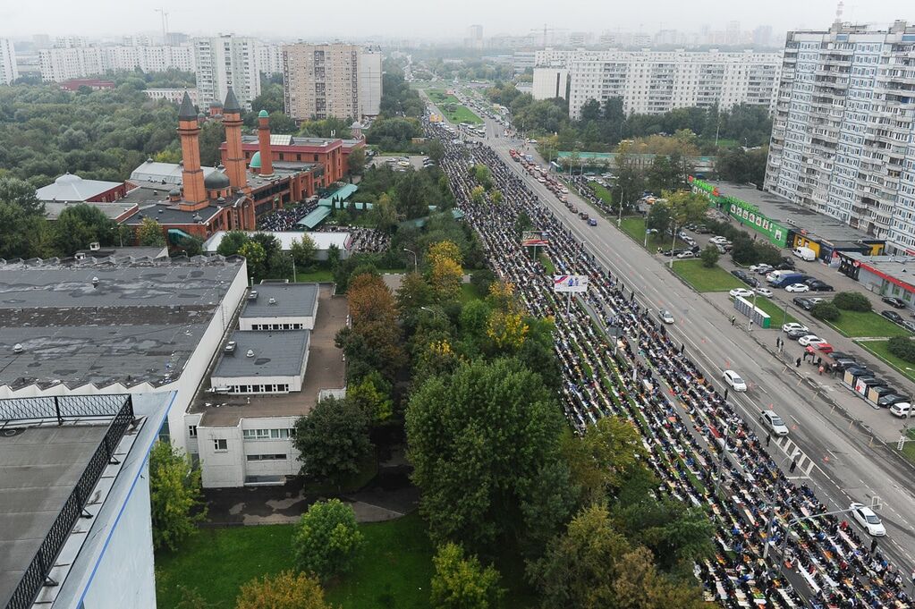 Тисячі мусульман заполонили вулиці Москви: у мережі показали фото святкування Курбан-байраму
