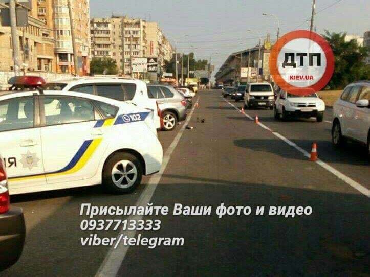В Киеве пьяный водитель протаранил припаркованные автомобили: опубликованы фото