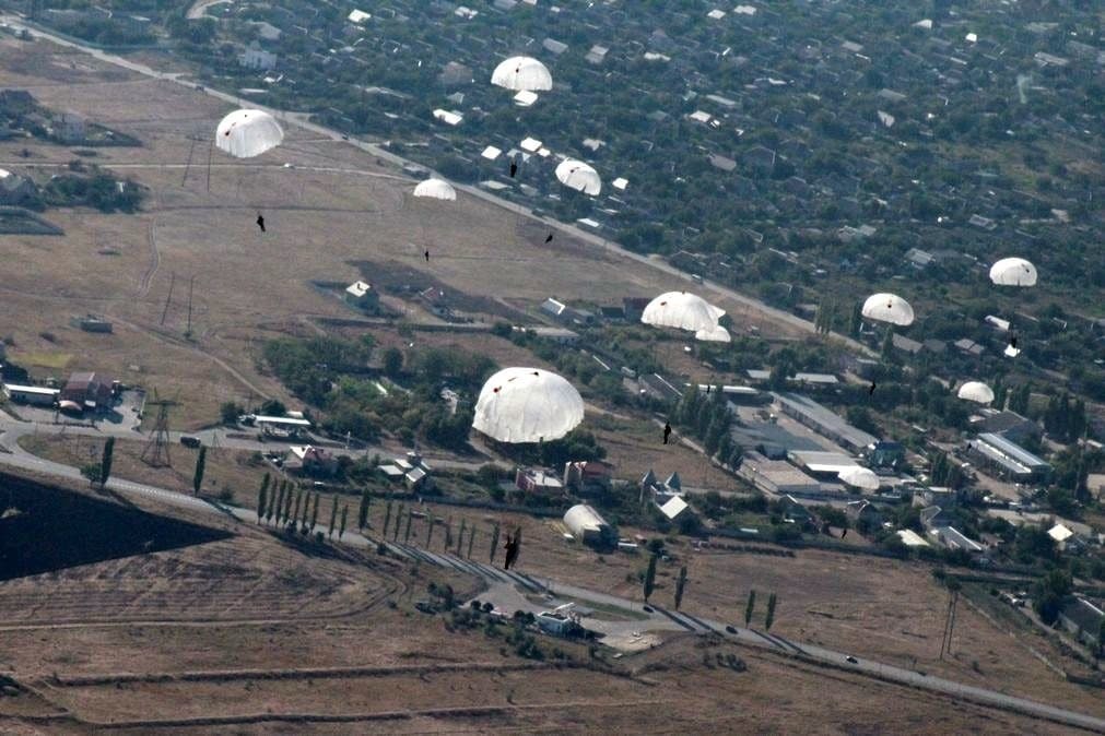 Мощь ВДВ: Минобороны показало прыжок сотен украинских десантников с вертолета. Фоторепортаж