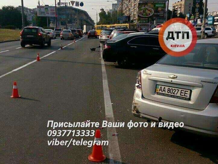 В Киеве пьяный водитель протаранил припаркованные автомобили: опубликованы фото