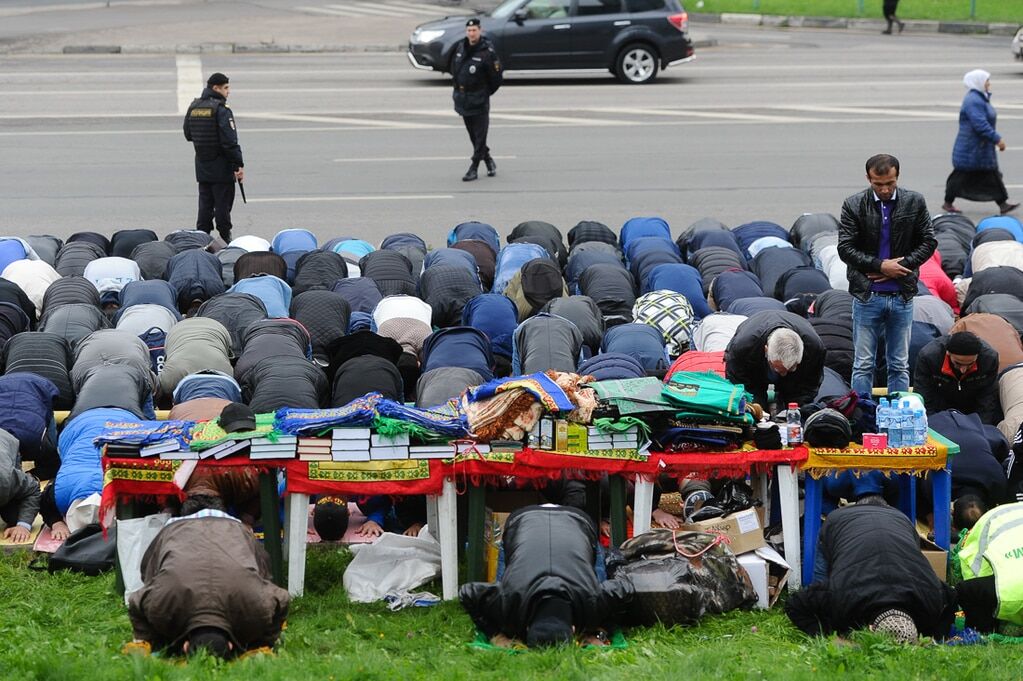 Тысячи мусульман заполонили улицы Москвы: в сети показали фото празднования Курбан-байрама
